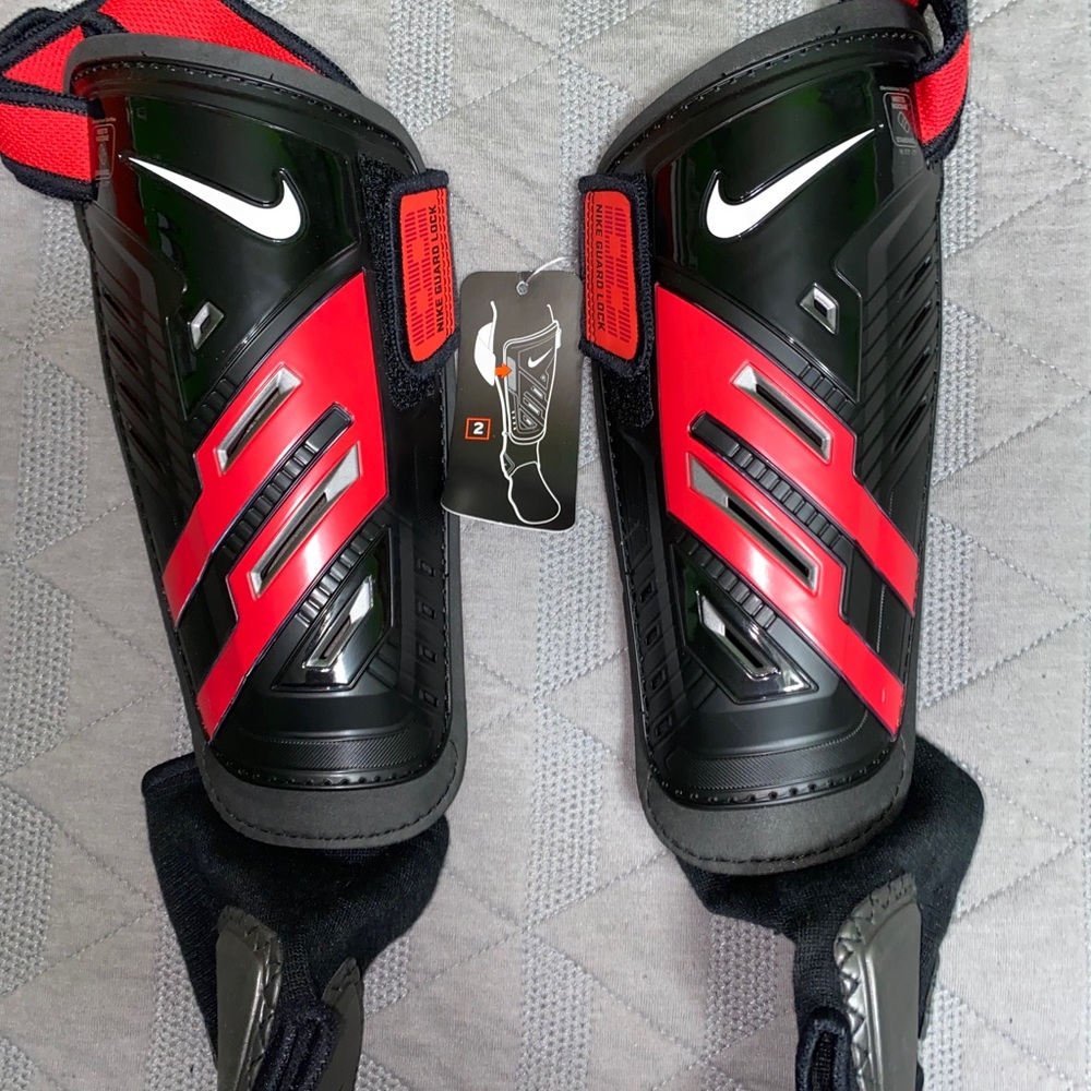 Brand New Men’s Nike soccer shin guard 5’3 - 5’7